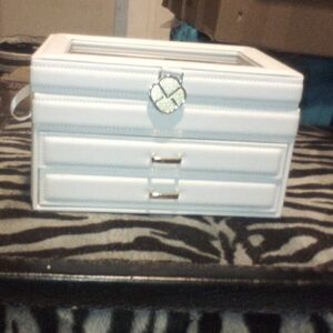 Jewelry box